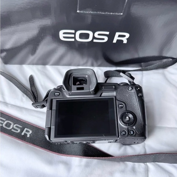 Canon EOS R Digital Camera with Lens - Black - Picture 7 of 10